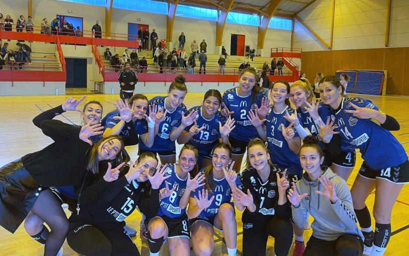 Les filles de la Plaine tout sourire après leur victoire à l'arraché contre Monistrol/Loire.