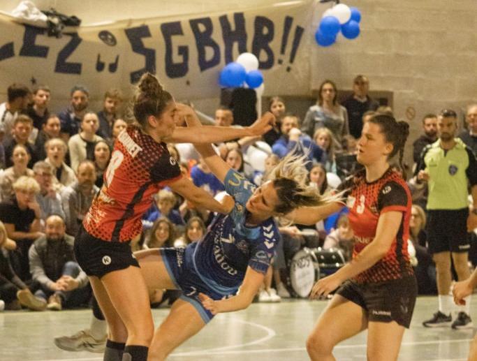Maëlle Marcoux (en bleu) en pleine attaque fulgurante. 