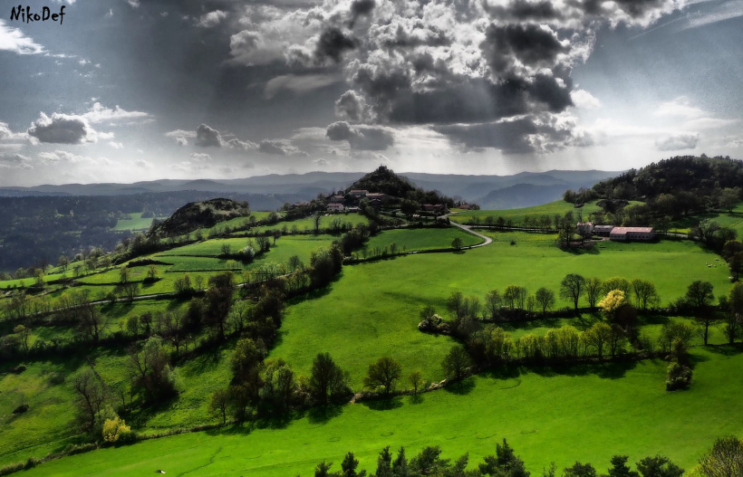 La Haute-Loire, un trésor à ciel ouvert (Ici, Servissac, prise de la grotte du loup).