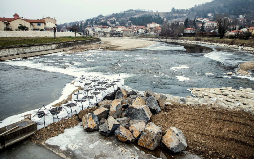 Le courant est dérivé pour rendre à sec la rive droite du fleuve à Brives-Charensac