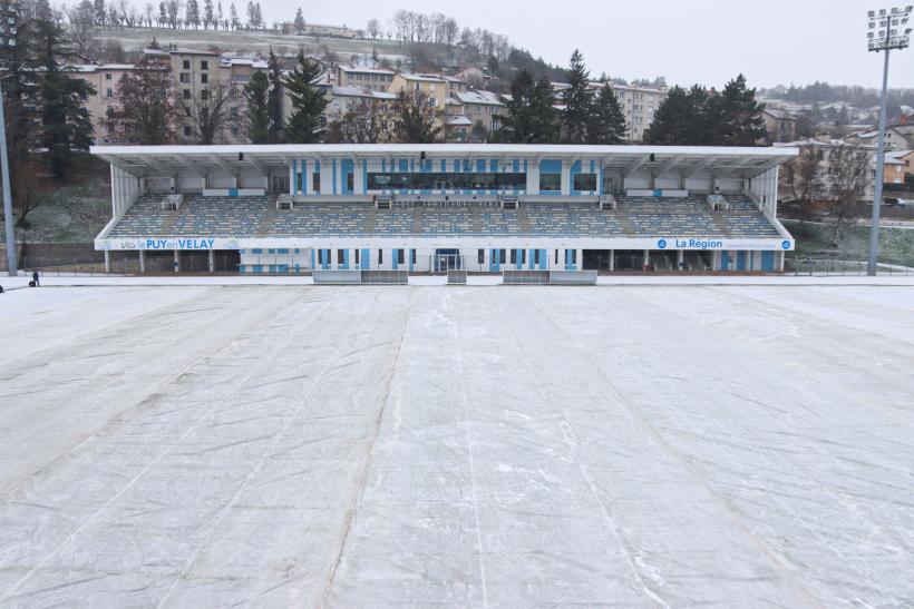 Le stades Massot d'Espaly-Saint-Marcel, bâché à cause de la neige.