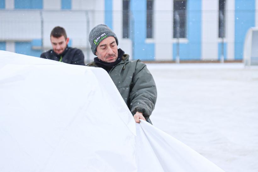 Le stades Massot d'Espaly-Saint-Marcel, bâché à cause de la neige.