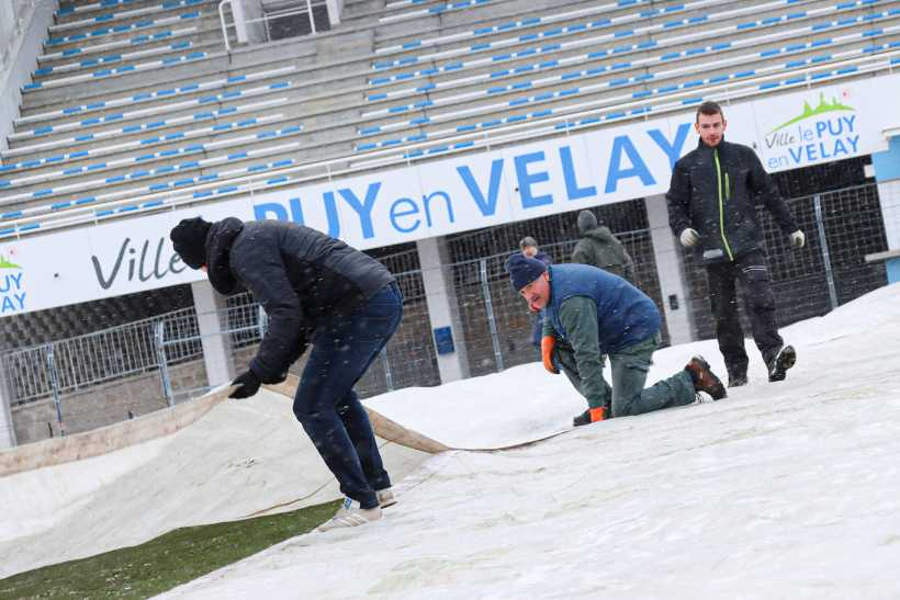 Le stades Massot d'Espaly-Saint-Marcel, bâché à cause de la neige.