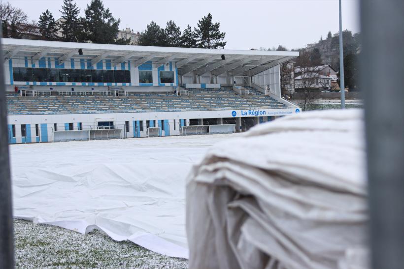 Le stades Massot d'Espaly-Saint-Marcel, bâché à cause de la neige.