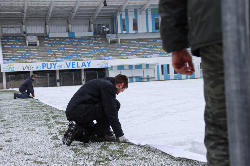 Le stades Massot d'Espaly-Saint-Marcel, bâché à cause de la neige.