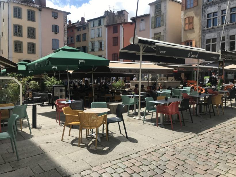 Les terrasses sur la Place du Plot au Puy-en-Velay
