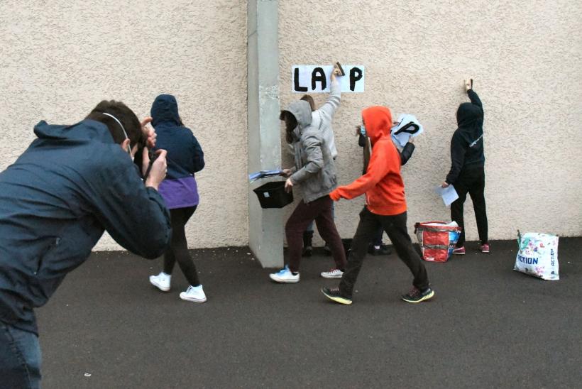 Un étudiant du Cuej a suivi le collectif Adelphité sur une opération de collage.