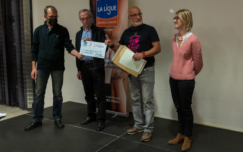 Lundi 8 novembre, le chèque de 27 000€ a été remis à la Ligue contre le cancer.