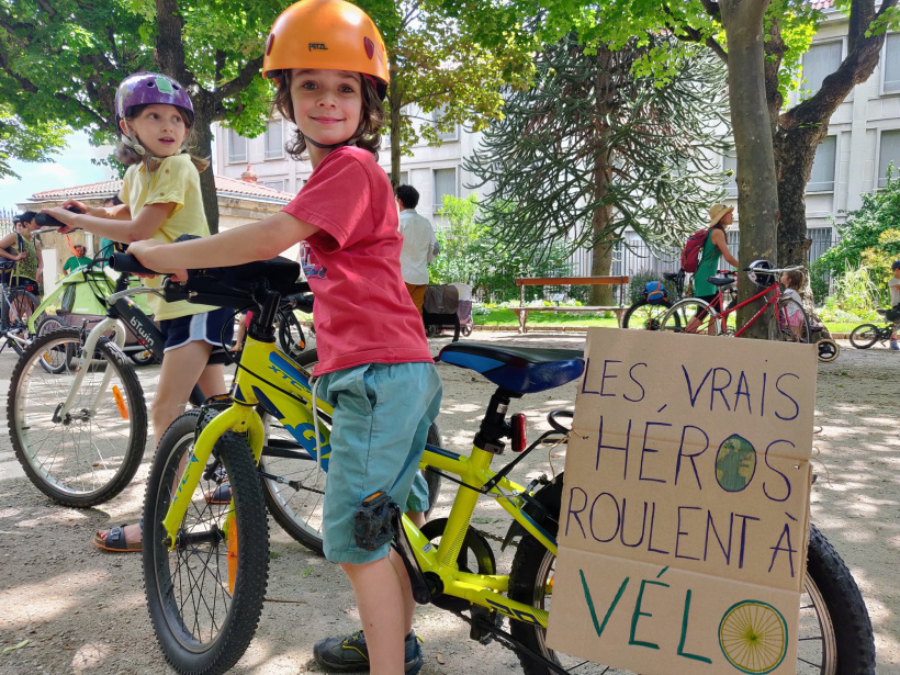 Une centaine de personnes a participé à la Vélorution le 12 juin au Puy-en-Velay.