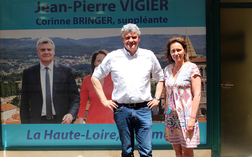 Jean-Pierre Vigier et sa suppléante Corinne Bringer devant la permanence au Puy.