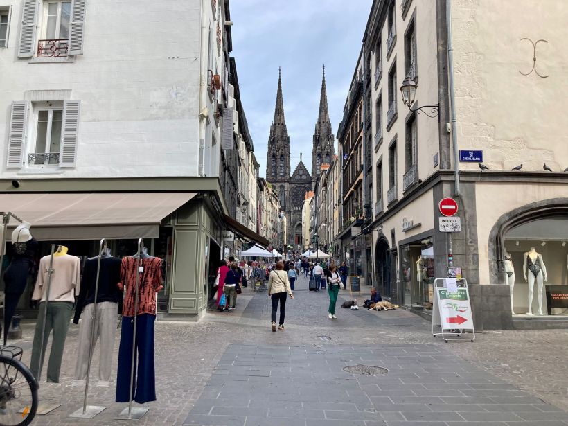 Dans le froid de la matinée, la braderie d'automne débute.