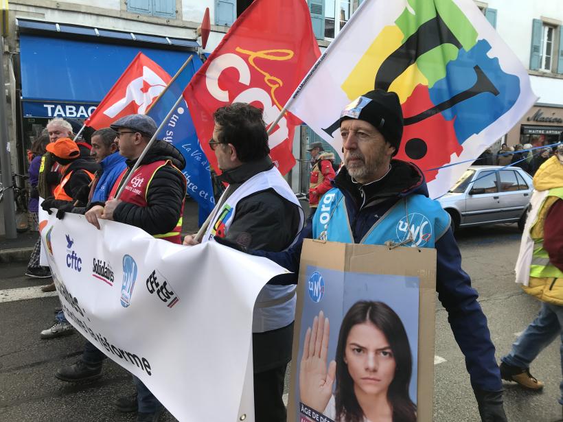 Jean-Pierre Chambon, responsable de l’UNSA en Haute-Loire en tête de cortège (à droite)