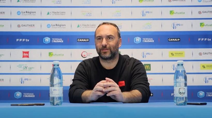 Roland Vieira, entraîneur du Puy Foot en conférence de presse avant Paris 13 Atletico