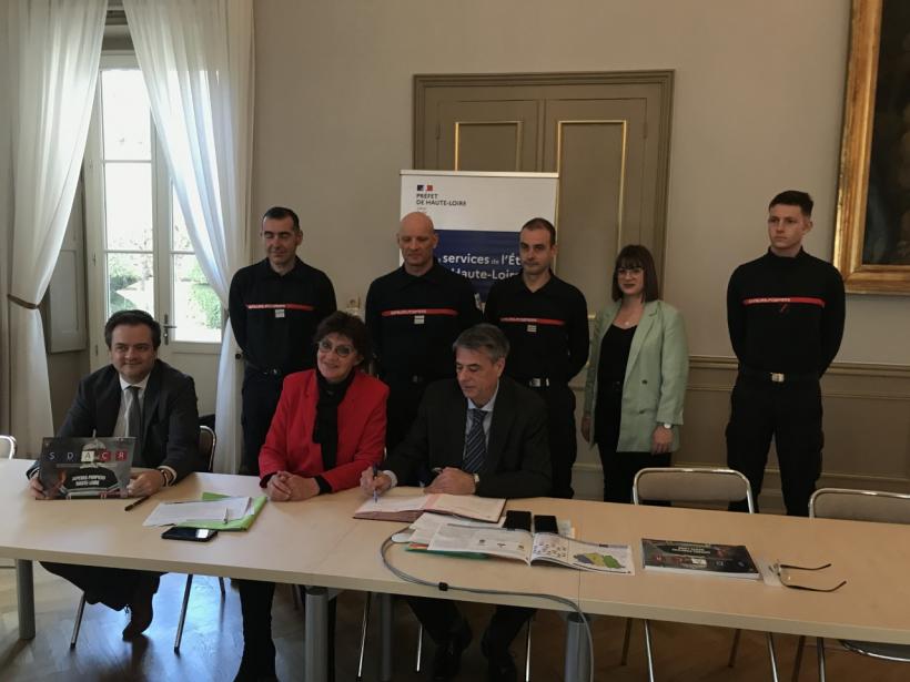 Signature du SDACR 2023 par le préfet de Haute-Loire, ce mardi 14 mars.