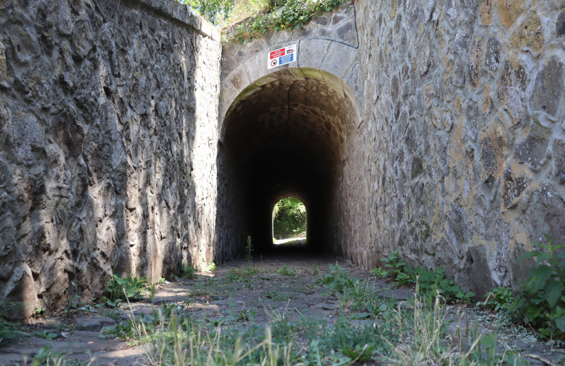 Les dimensions de l'ouvrage n'invitent pas à s'y aventurer en voiture. 