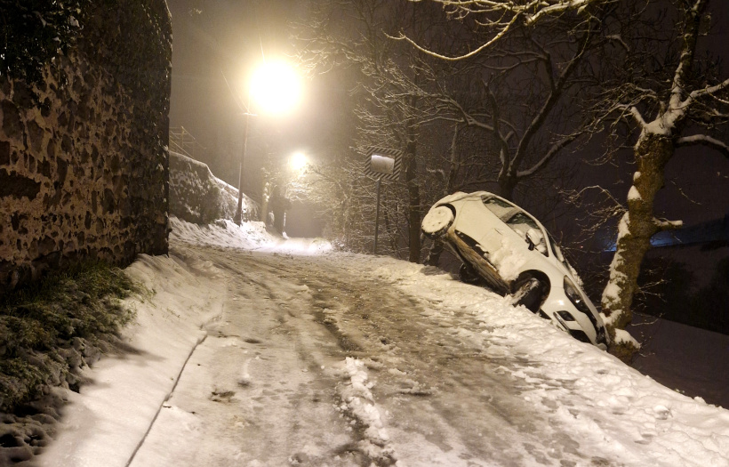 Une voiture en difficulté sur la descente de Farnier, à Brives-Charensac, vendredi 13 déc.