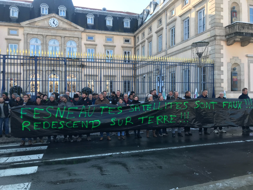 Une quarantaine d'agriculteurs se sont mobilisés devant la préfecture 