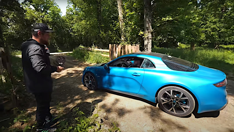 Joris Gérentes, au volant de son Alpine, sous le regard du généreux et célèbre youtubeur.