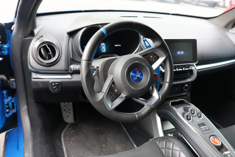 L'intérieur de la voiture 