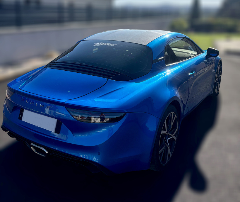 Vue arrière de l'Alpine, une voiture de marque française