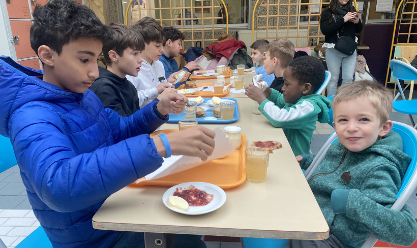 Lors d'un "ptit dèj" des amapiens d'Anne Frank partagé avec des élèves de la Mouteyre.
