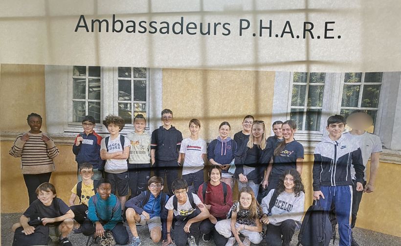 L'équipe des Ambassadeurs pHARe dans le Collège Lafayette. 