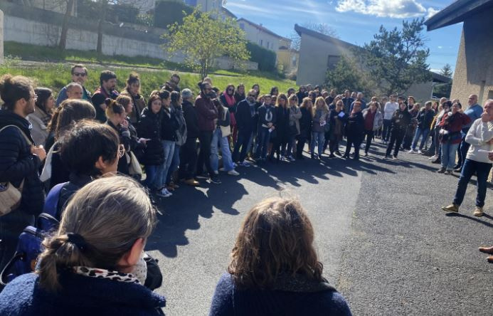 Une partie des employés sur le parking de l'ASEA 43. 