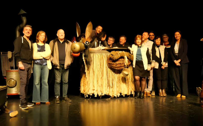 Les artistes et les partenaires ensemble pour cette représentation en avant-première. 