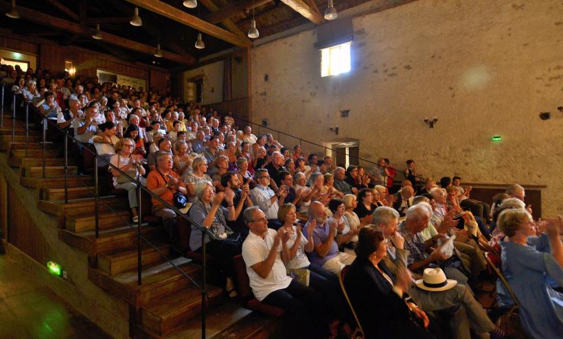 L’Auditorium Cziffra peut accueillir 200 personnes assises en temps normal.