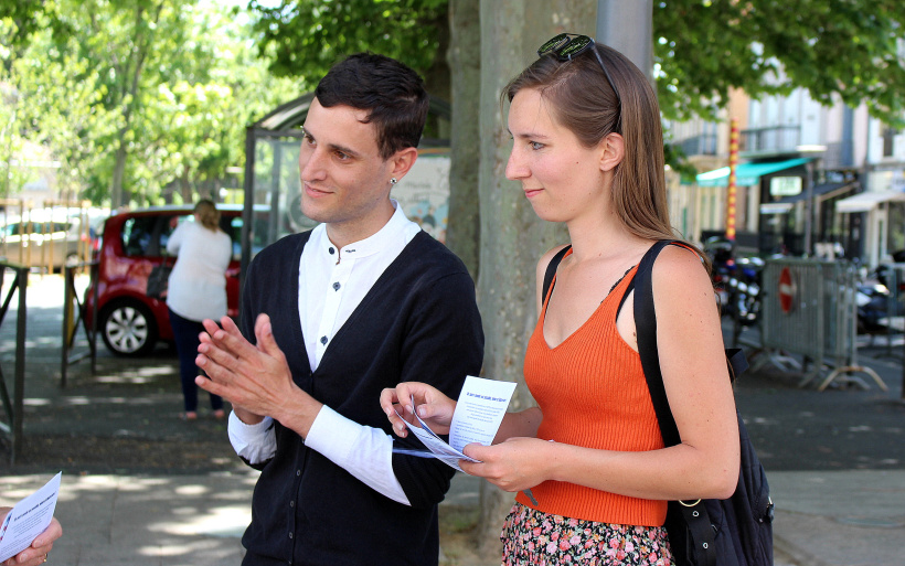 Azelma Sigaux et son suppléant Jullian Carrié en plein tractage au Puy.