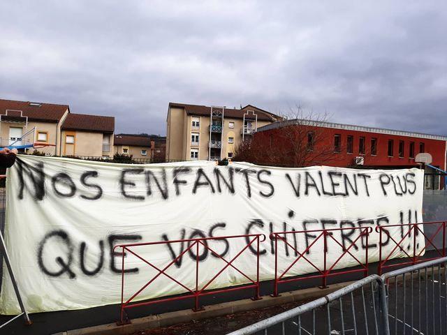 Vals se mobilise contre la fermeture d’une classe en maternelle à la rentrée.