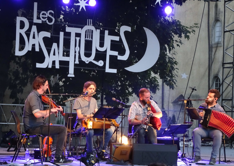 Des danses et des instruments qui traversent le temps. 