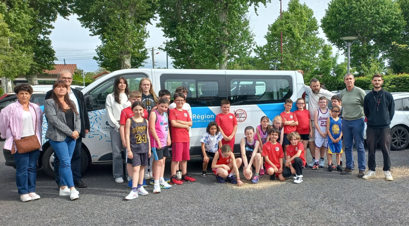 Des jeunes, des minibus et des sous de la Région. 