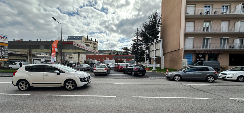 La file d'attente s'étend jusque sur la route
