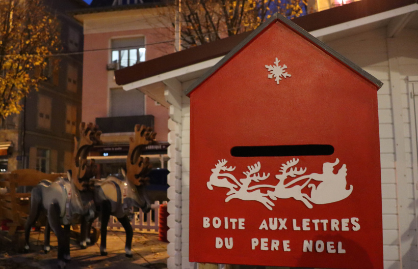 Une boite aux lettres du Père Noël installée sur la place Cadelade au Puy. 