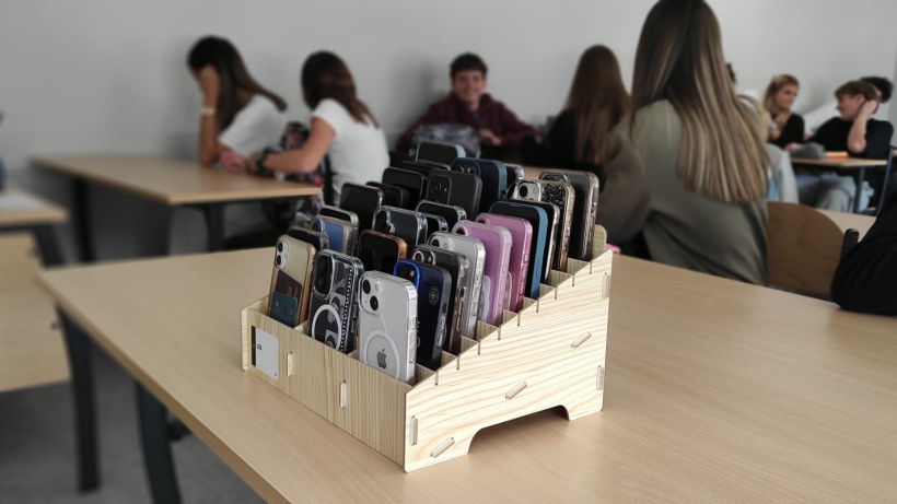 Une boîte est posée sur le bureau du professeur à la Chartreuse