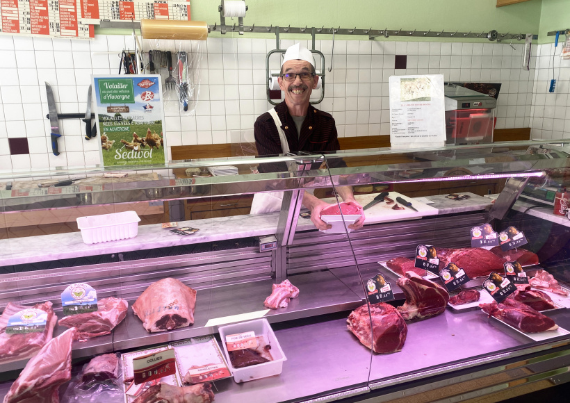 Le boucher Jean-Luc Valette, tout sourire après l'annonce de Michel Chapuis. 