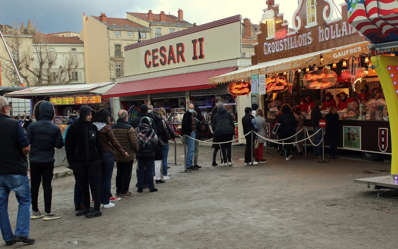 File d'attente devant le stand des Croustillons hollandais au Puy