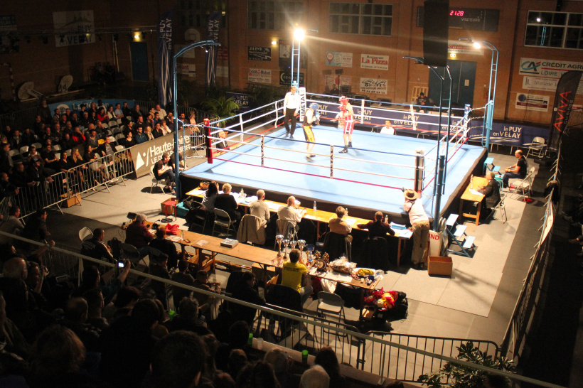 Un ring de boxe vu depuis les gradins.