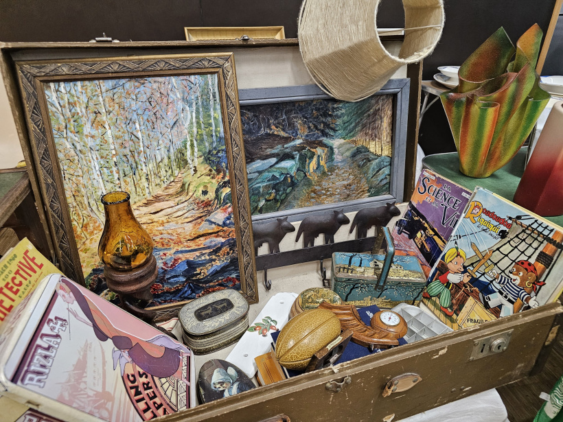 L'étal de la brocanteuse.