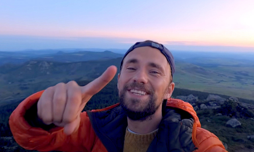 Bruno Maltor au sommet du Mont Mézenc. 