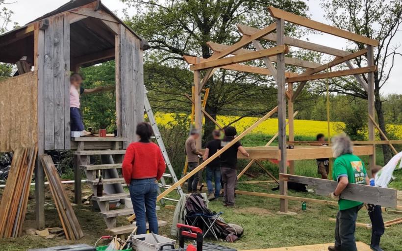 La cabane en construction dimanche 23 mai 2021 vers 17 h à Ouillon.