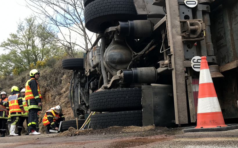 Le camion bloque les deux voies à proximité de Lavoûte-sur-Loire. 