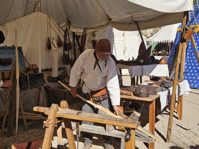 Au camp des archers, on fabrique des arcs, bien sûr !