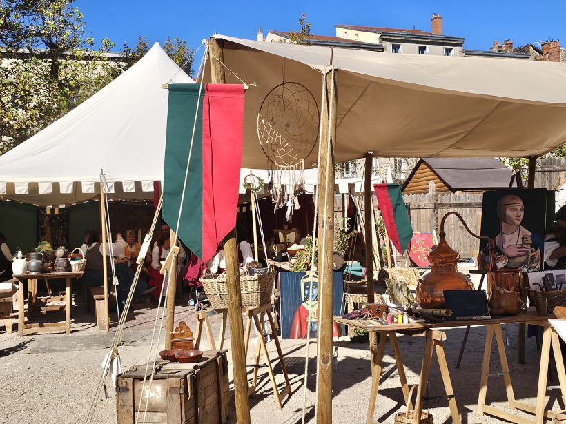 Les archers vivent sur le camp comme à la Renaissance.