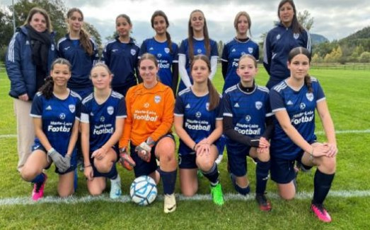 Les U15 motivées pour user leurs crampons. 