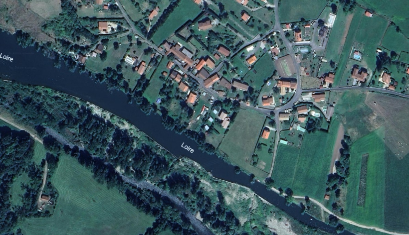 Le Chemin de la Centrale débouche sur l'une des rives de la Loire, à Retournac.