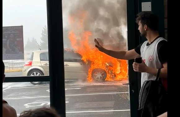La voiture a été totalement détruite dans l'incendie.