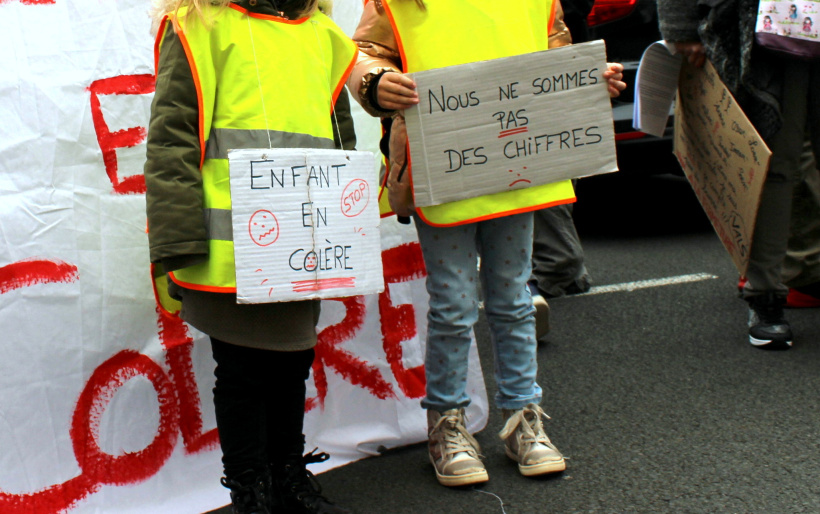 Les premières victimes des suppressions de classes ? Les enfants.