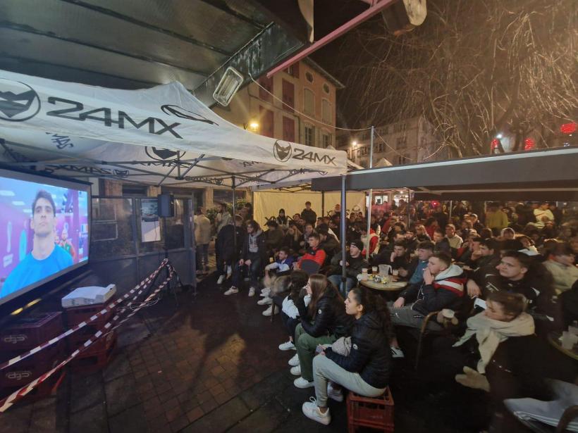 Les supporters ont regardé le match devant un écran géant installé au Yams, bar du Puy. 